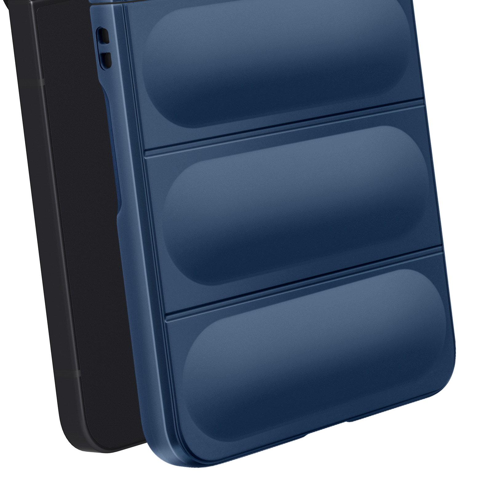 Gros plan de deux étuis de téléphone. L'un est noir, l'autre bleu marine, avec un motif matelassé.