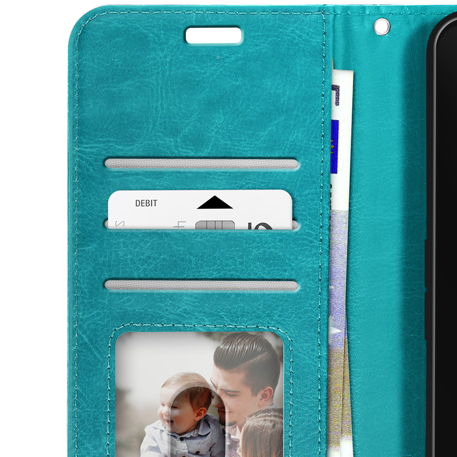 Türkisfarbenes Portemonnaie mit Kartenfächern, Debitkarte, Geld und Foto eines Mannes mit Baby. Rechts ein schwarzes Telefon.