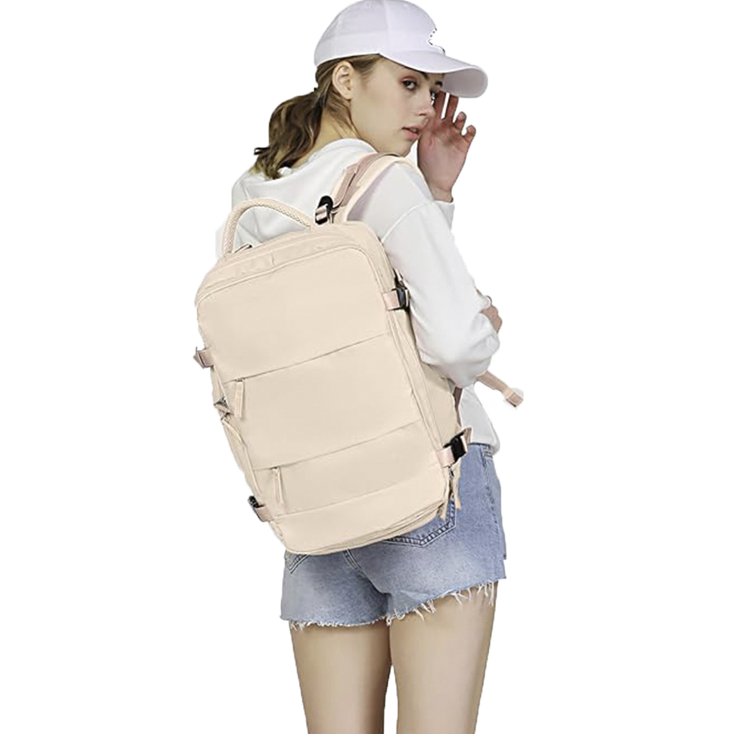Eine Frau mit weißer Mütze und Rucksack dreht sich zur Kamera um. Sie trägt ein weißes Hemd und Jeansshorts.