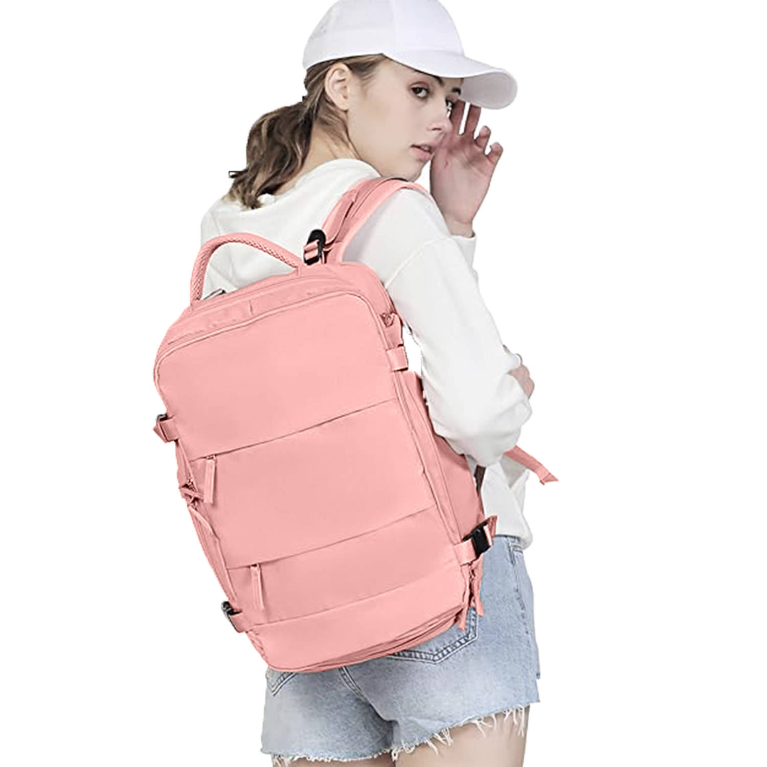 Eine Frau mit weißer Mütze und Rucksack. Der Rucksack ist rosa. Sie trägt ein weißes Hemd und Jeansshorts.