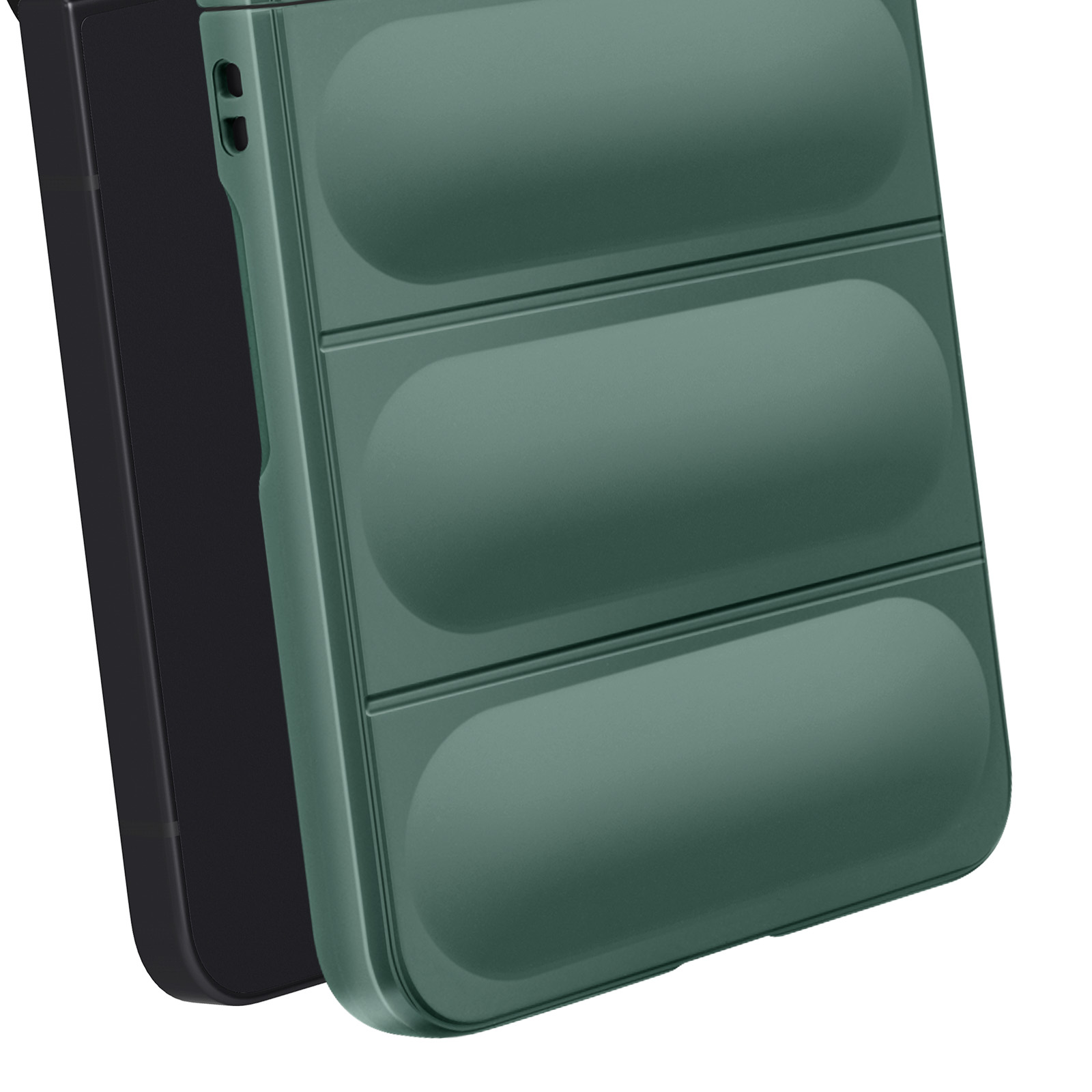Una custodia verde per telefono con un design trapuntato è accanto a un telefono nero. Lo sfondo è bianco.