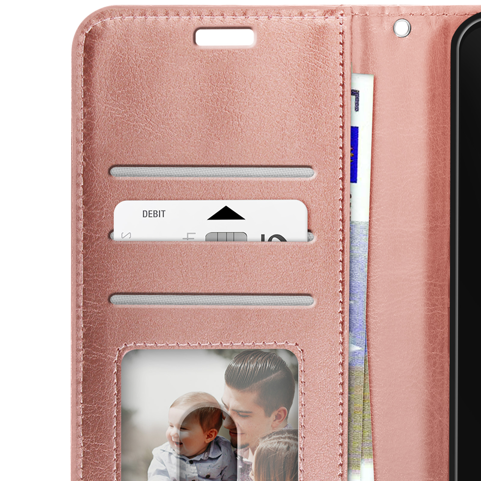 Una custodia rosa per telefono con fessure per carte. Una carta di debito in uno slot e una foto di famiglia.