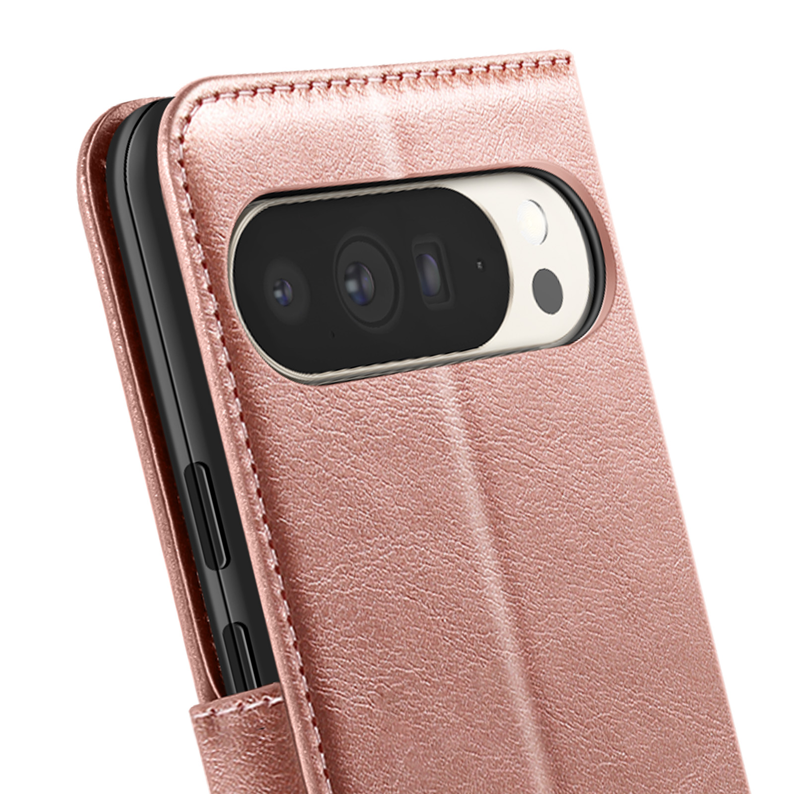 Una custodia per telefono oro rosa con un telefono all'interno. La custodia ha una finitura strutturata e un ritaglio per la fotocamera. La fotocamera del telefono è visibile.