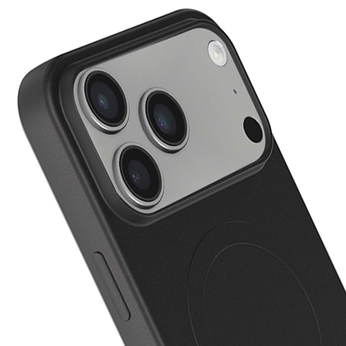 Primo piano di una custodia per telefono nera con un modulo fotocamera argentato con tre obiettivi e un flash. La custodia ha una superficie strutturata.