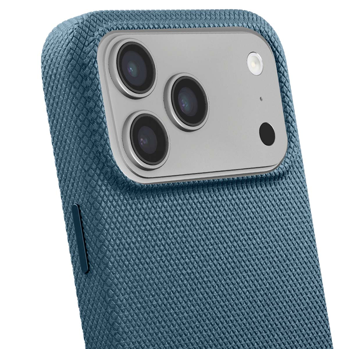 Primo piano di una custodia per telefono blu strutturata con tre obiettivi della fotocamera e un flash. La custodia ha un motivo a diamante.