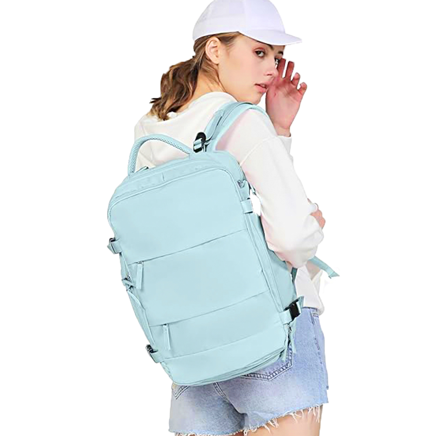Una donna con un berretto bianco e uno zaino. Indossa una camicia bianca a maniche lunghe e pantaloncini di jeans, guardando oltre la spalla.