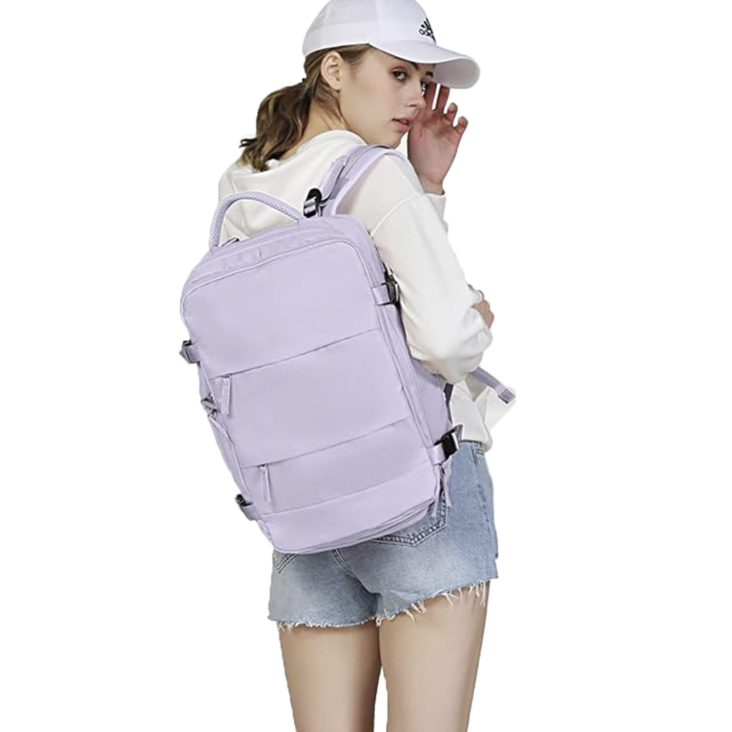 Una donna indossa un berretto bianco e uno zaino. Indossa una felpa bianca e pantaloncini di jeans. Lo zaino è viola.