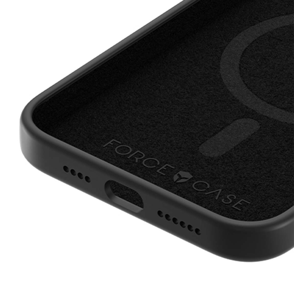 Primo piano di una custodia nera per telefono con la scritta 'FORCE CASE' visibile. La custodia ha fori per altoparlanti e una porta di ricarica.