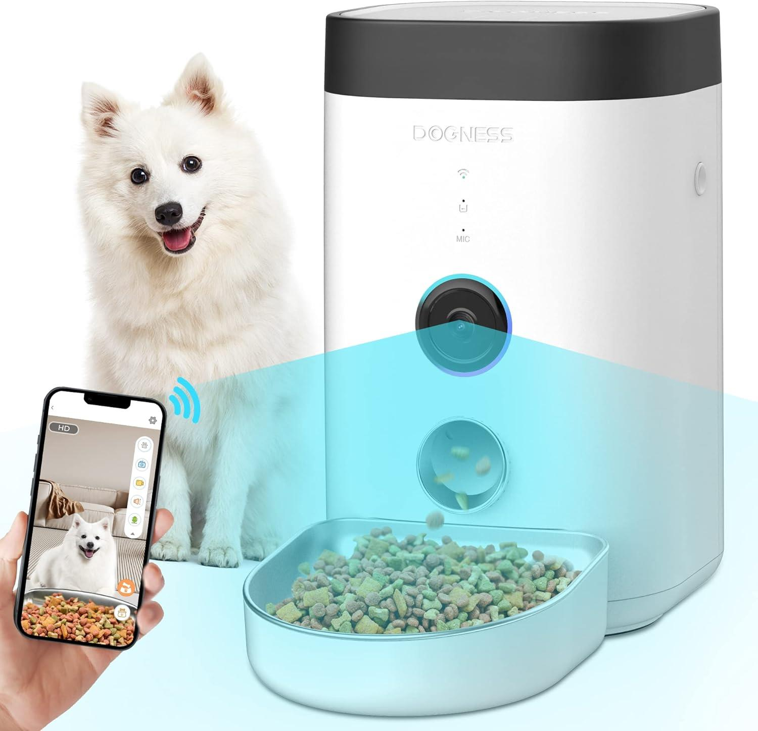 Beyaz bir köpek, akıllı bir mama kabının yanında gülümsüyor. Bir telefon, köpeğin canlı görüntüsünü gösteriyor. Kasede mama var.