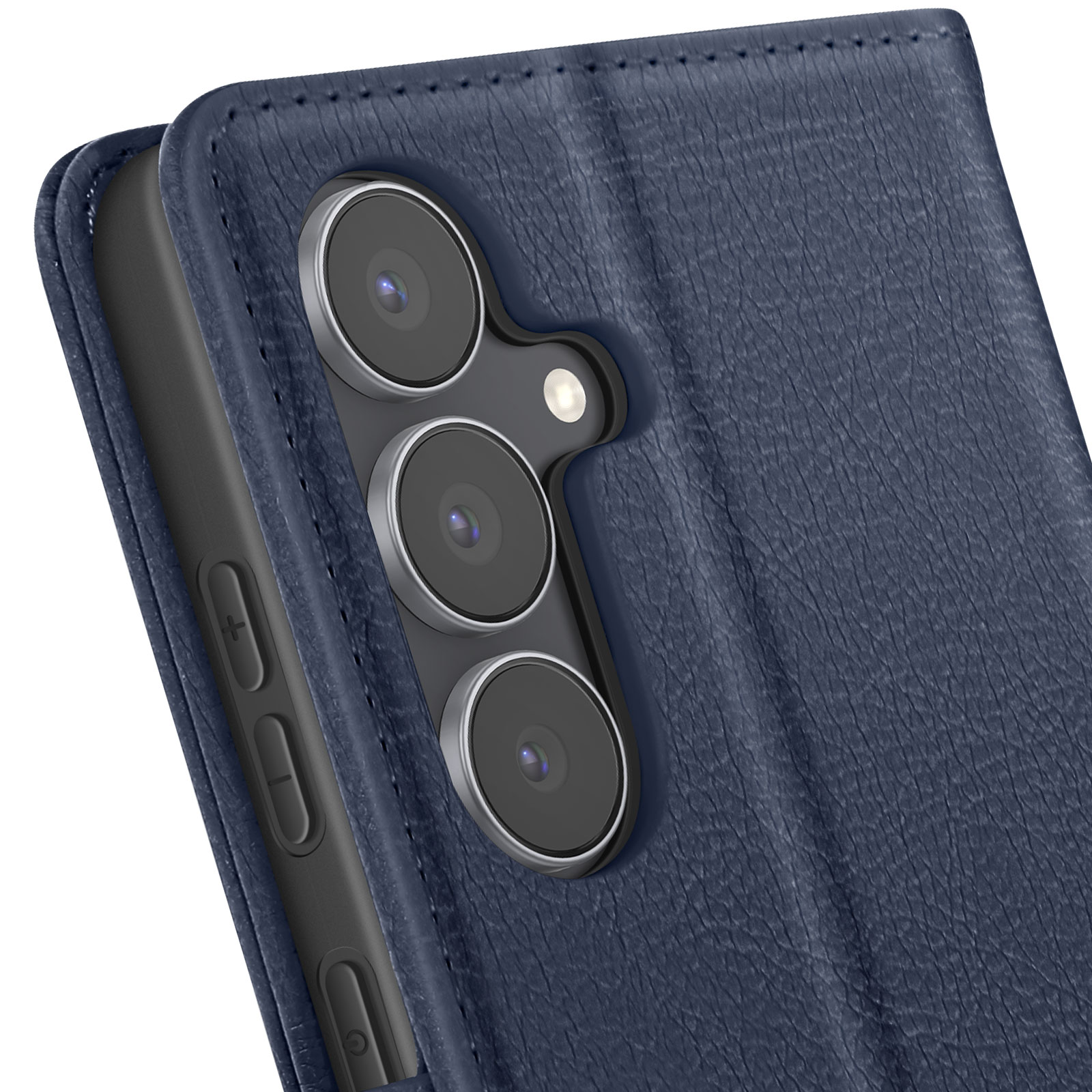 Primo piano di un telefono. Il telefono ha tre fotocamere, un flash ed è in una custodia di pelle blu.