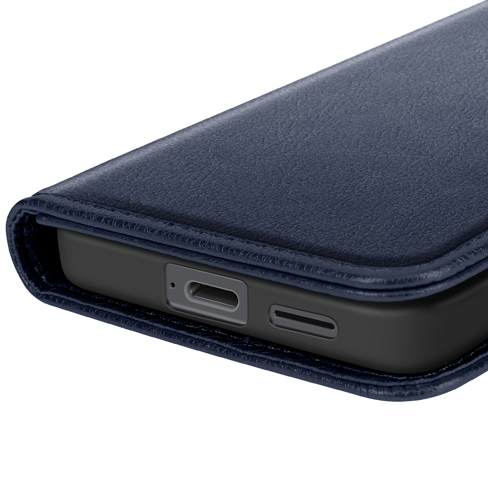 Primo piano di una custodia per telefono in pelle blu scuro. È visibile il bordo inferiore del telefono con la porta di ricarica.
