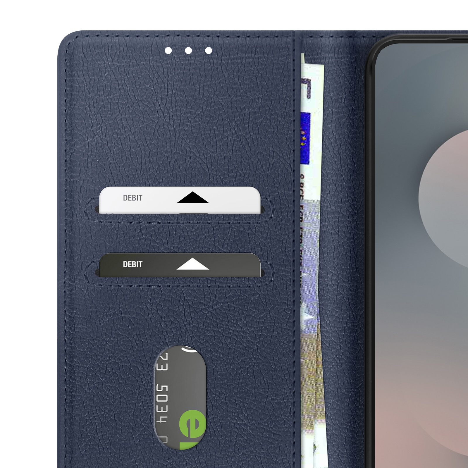 Custodia blu navy con fessure per carte di debito, uno smartphone e banconote in euro.