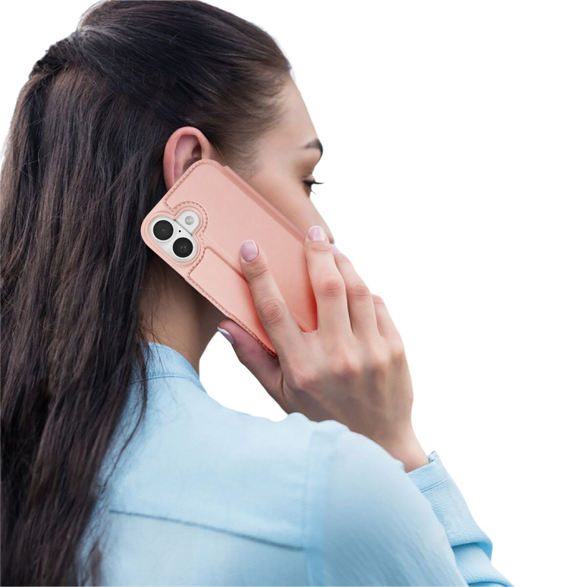 Eine Frau mit dunklem Haar hält eine pinkfarbene Handyhülle an ihr Ohr. Sie trägt ein blaues Hemd. Der Hintergrund ist weiß.