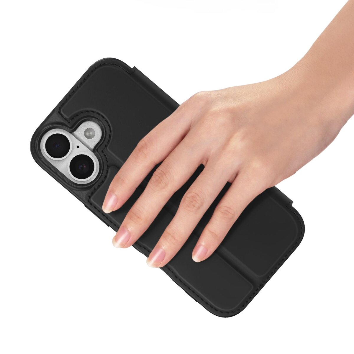 Eine Hand hält eine schwarze Handyhülle. Die Hülle ist geöffnet und gibt die Kameralinsen des Telefons frei. Der Hintergrund ist weiß.
