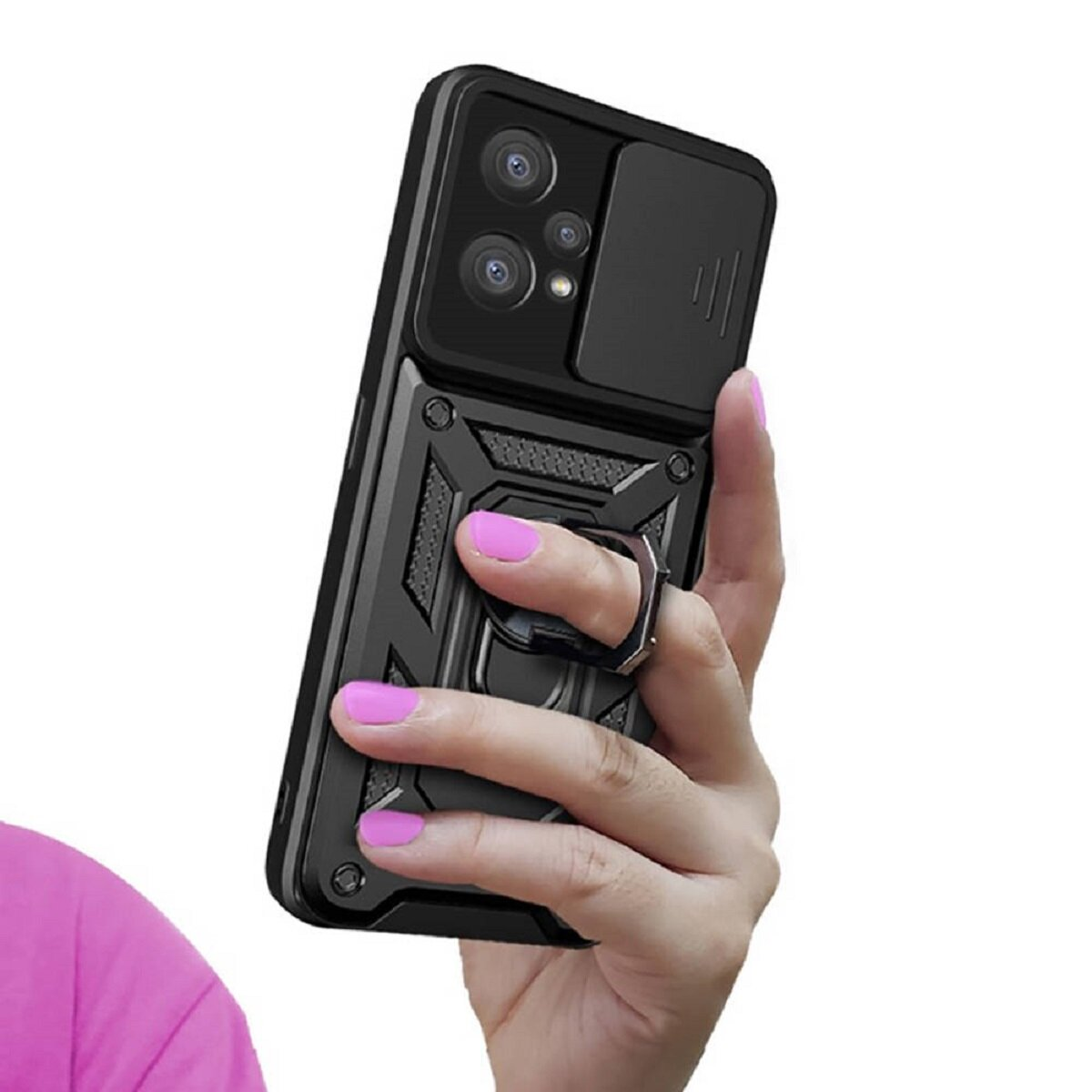 Eine Hand hält eine schwarze Handyhülle mit einem Ringhalter. Die Hülle hat eine Kameraabdeckung. Rosa Nagellack. Weißer Hintergrund.