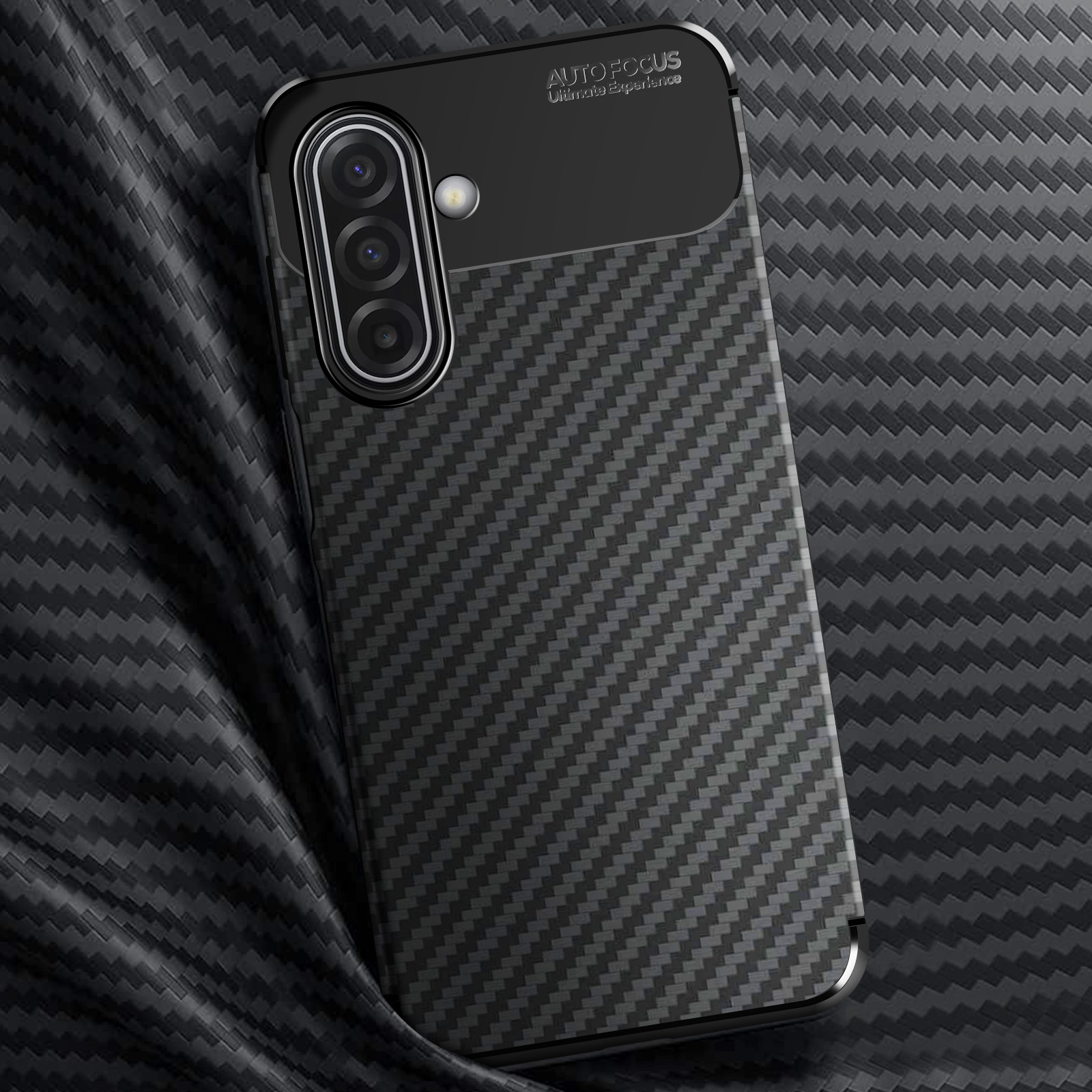 Custodia nera per telefono con trama in fibra di carbonio. Presenta un modulo fotocamera e l'etichetta 'AUTO FOCUS'.