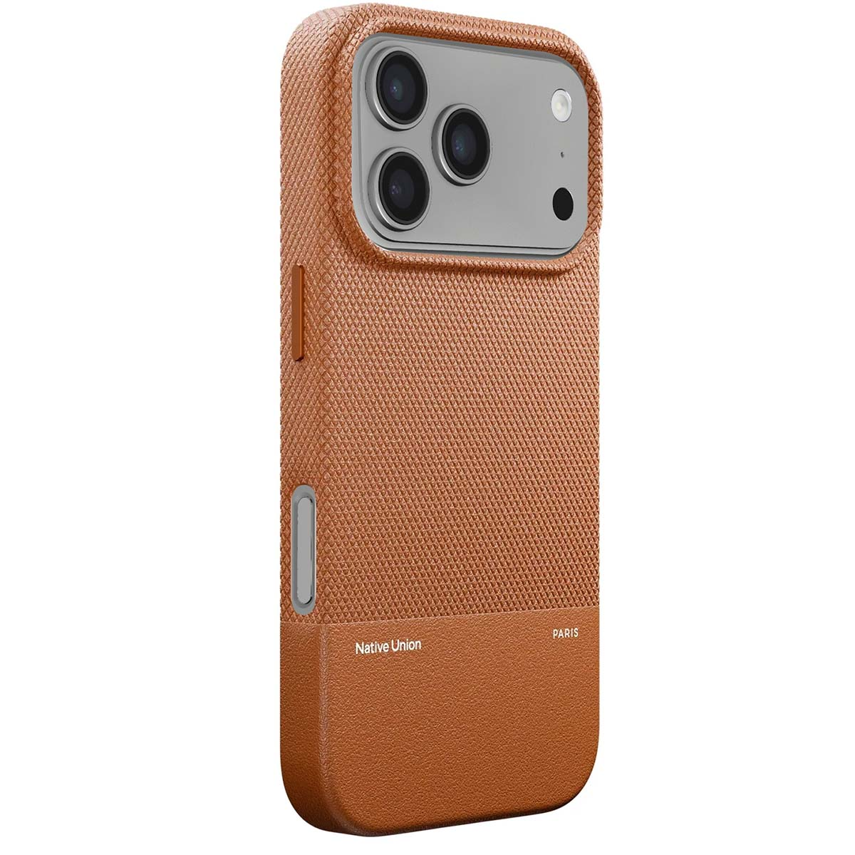 Een bruine iPhone-hoes met een getextureerd oppervlak, camera-uitsparingen en het Native Union-logo.