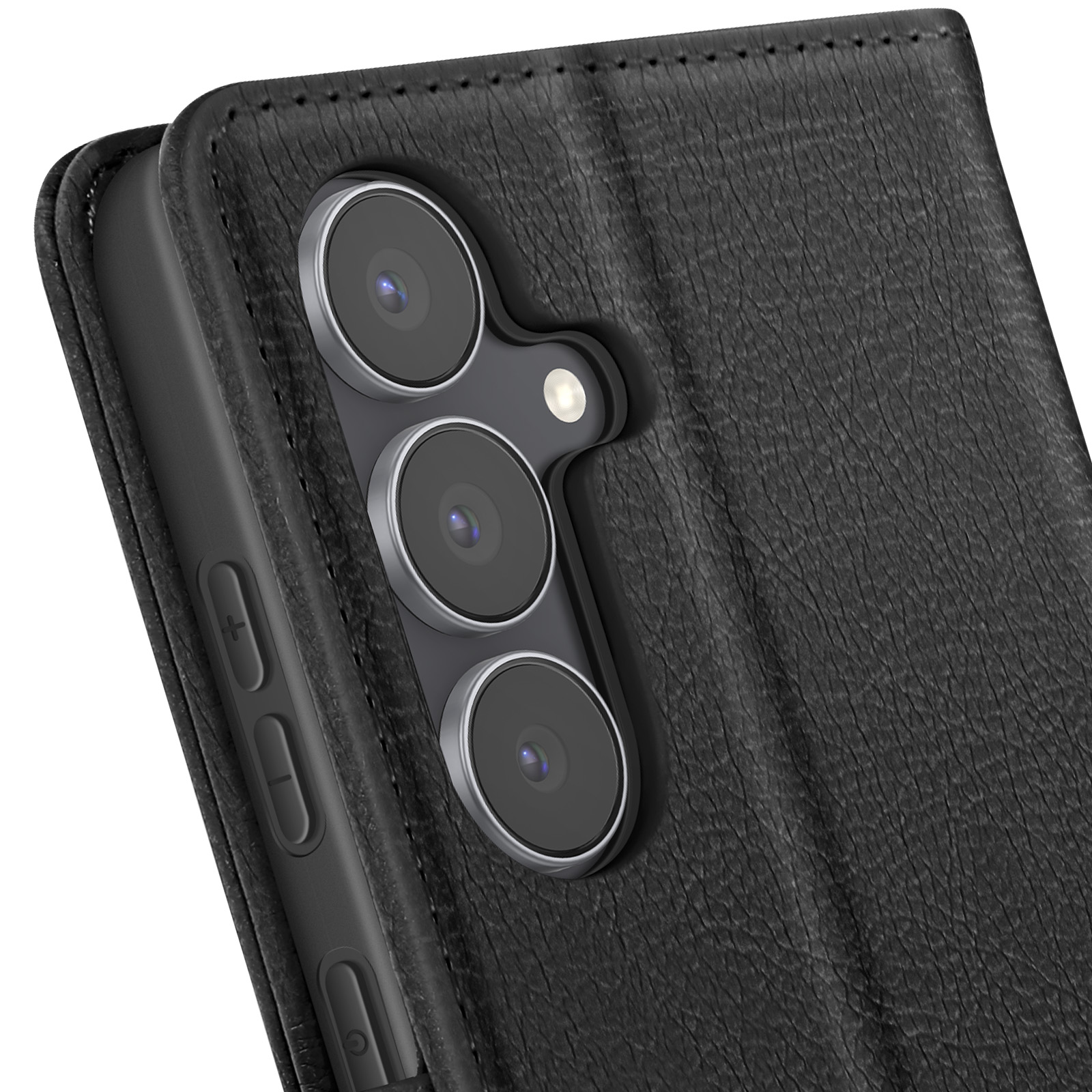 Primo piano di una custodia nera per telefono con un modulo fotocamera a tripla lente. La custodia ha un aspetto in pelle strutturata.