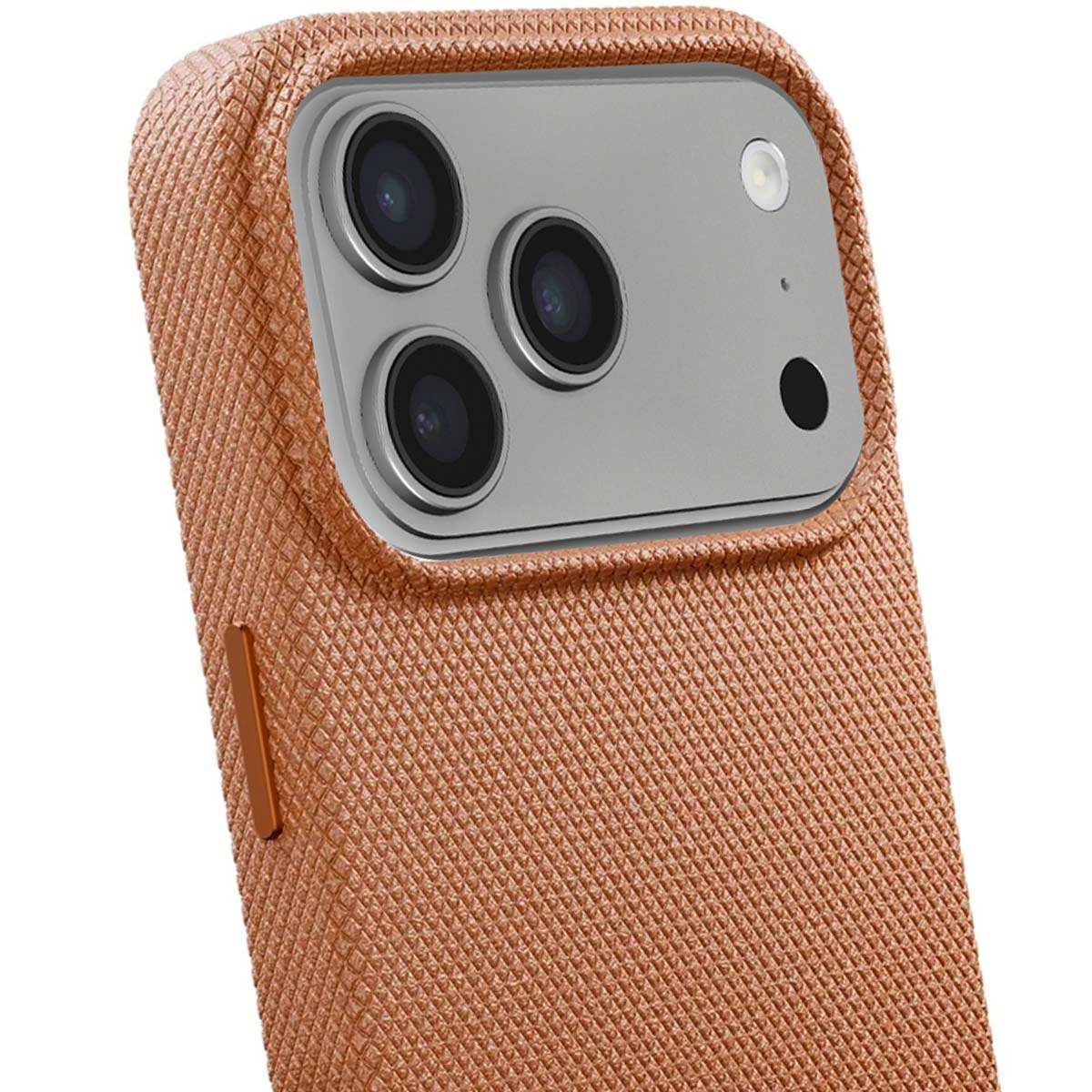 Close-up van een telefoonhoesje met drie cameralenzen, een flitser en een zwarte stip, allemaal op een zilveren plaat. De hoes is bruin getextureerd.