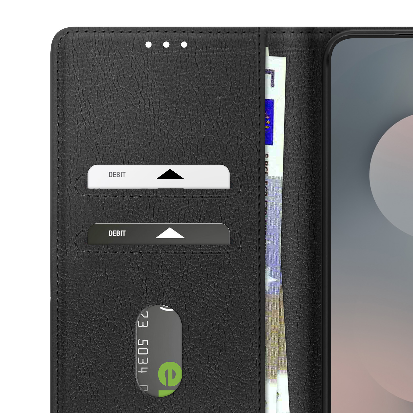 Portafoglio in pelle nera con due fessure per carte di debito, una carta di credito e uno smartphone. Banconote in euro visibili.