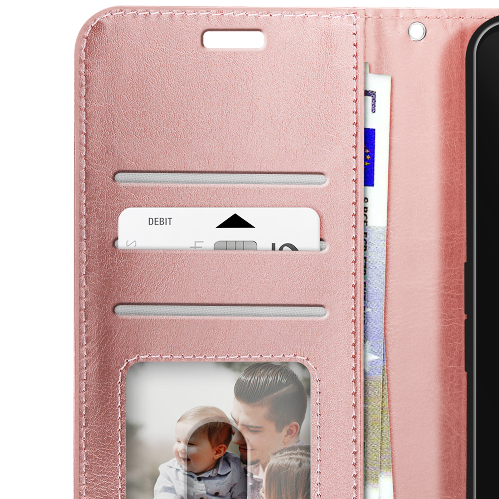 Roze leren telefoonhoesje. Binnenin een bankpas, een familiefoto en eurobiljetten.