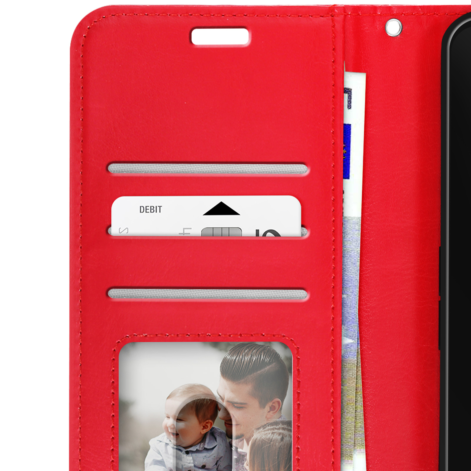 Portafoglio rosso con carta e foto di una famiglia. È visibile una banconota in euro. È un primo piano.
