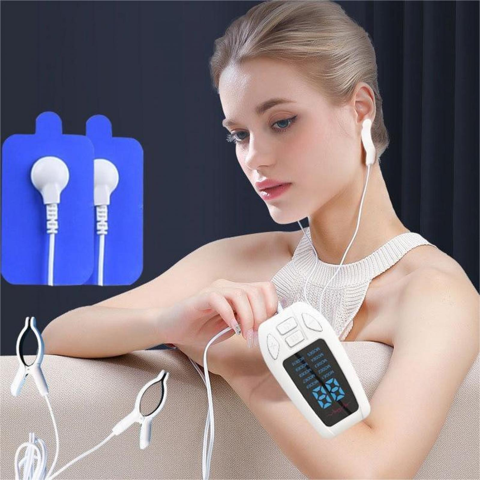 Eine Frau hält ein elektrisches Gerät mit Kopfhörern und Clips. Blaue Pads mit weißen Ohrspitzen sind ebenfalls sichtbar.