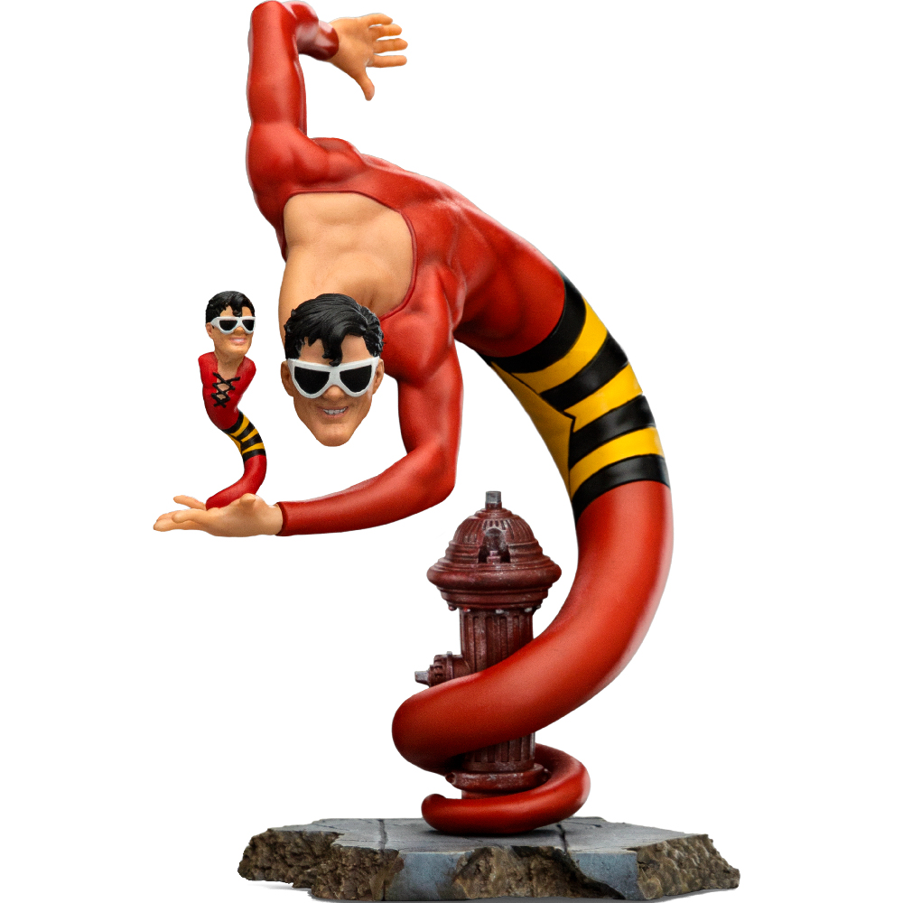 Una statua di Plastic Man in posa contorta. È rosso con strisce gialle e nere, tiene una figura in miniatura e vicino a un idrante.
