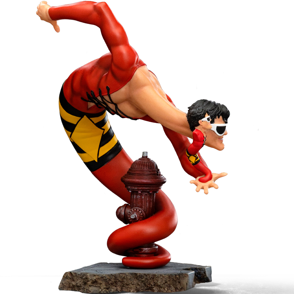 Una statua di un supereroe in tuta rossa con dettagli gialli e neri. Si china su un idrante.