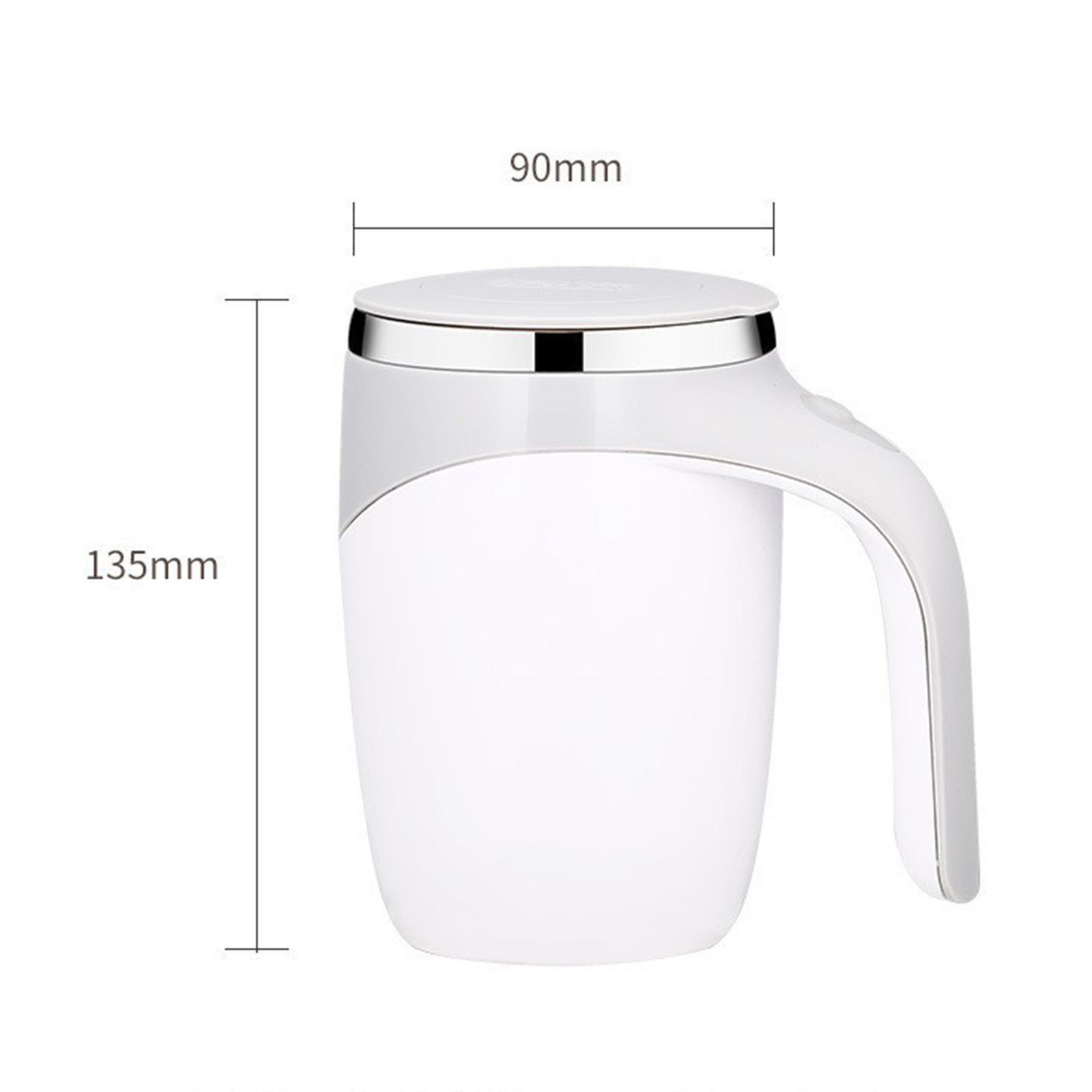 Ein weißer Becher mit Griff, Deckel und silbernen Akzenten. Abmessungen sind beschriftet: 90 mm breit, 135 mm hoch.