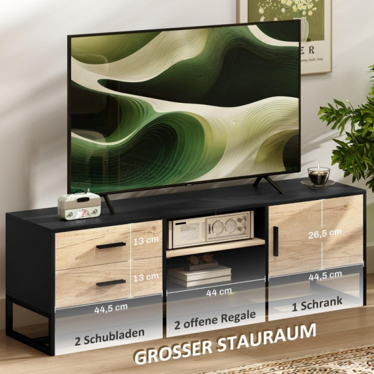 Ein Fernseher steht auf einem schwarzen und hölzernen TV-Ständer. Der Fernseher zeigt grüne abstrakte Kunst. Ein Radio und eine Kaffeetasse stehen auf dem Ständer.