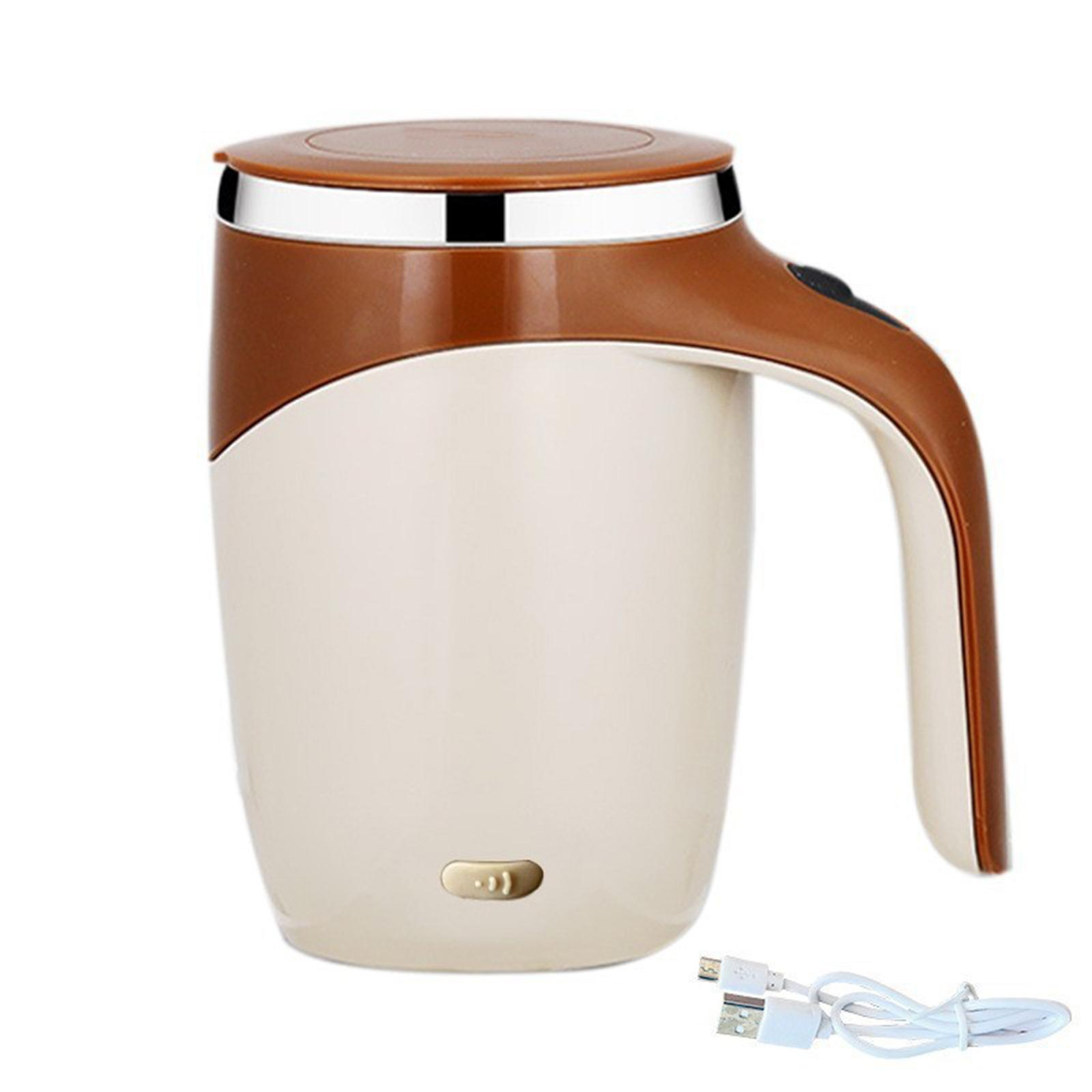 Ein cremefarbener und brauner elektrischer Becher mit Griff und USB-Kabel. Der Deckel und der Griff sind braun.