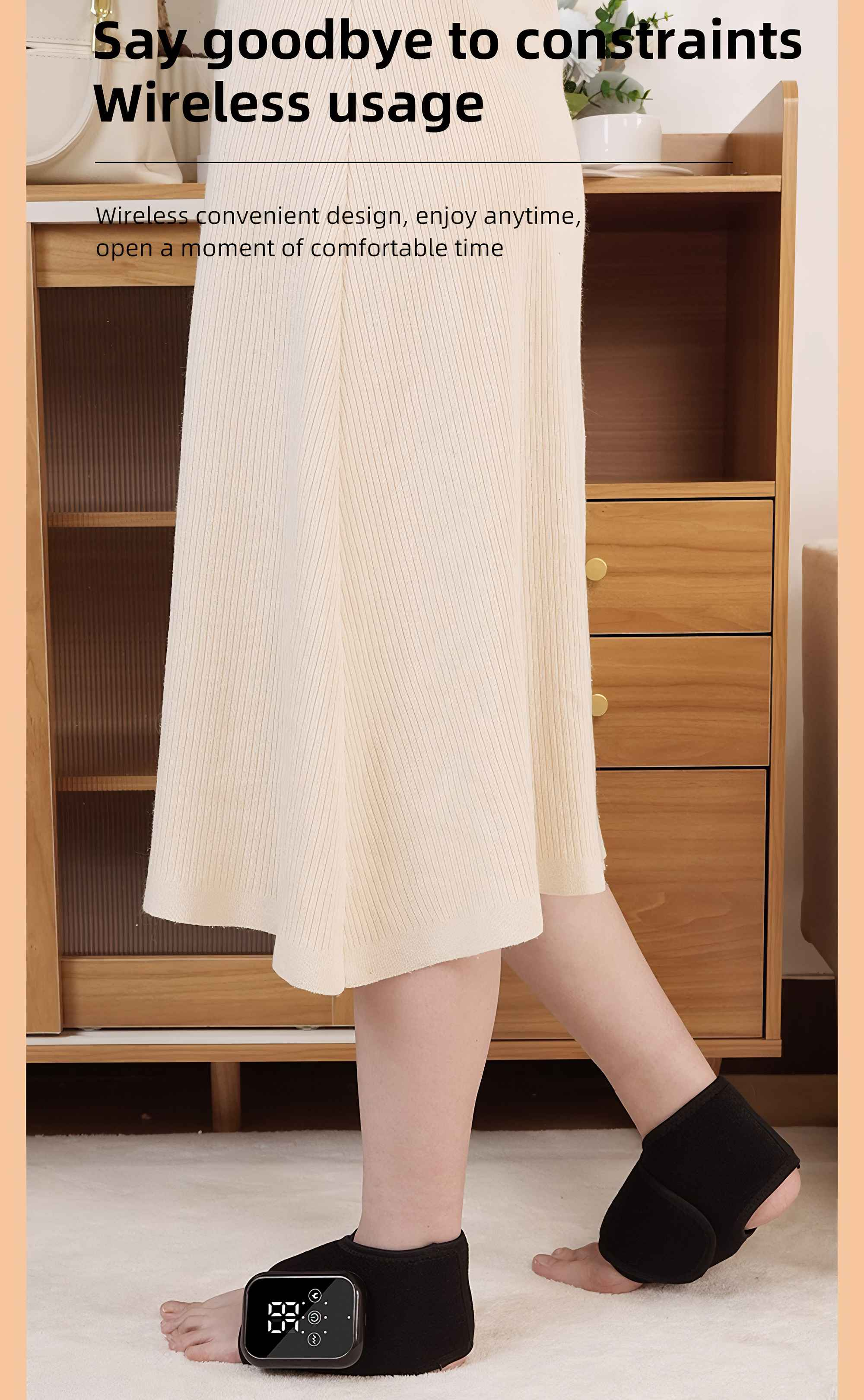 Eine Person trägt schwarze Fußwärmer. Ein Holzschrank und ein weißes Kleid sind zu sehen.