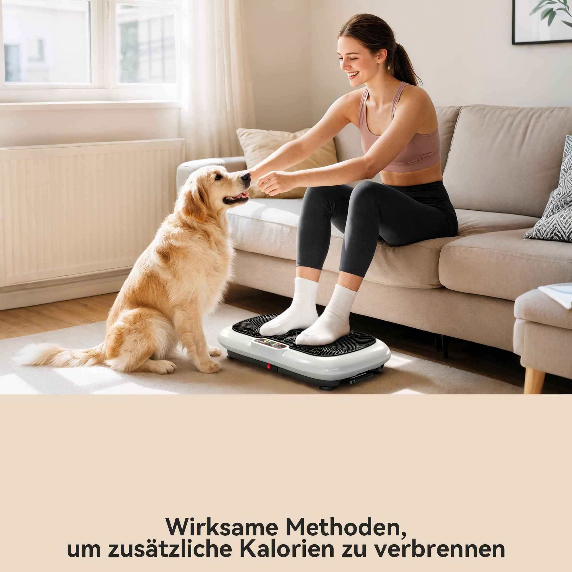 Eine Frau auf einer Vibrationsplatte mit einem Hund. Sie lächelt. Sie sind in einem Wohnzimmer in der Nähe eines Fensters und eines Sofas.
