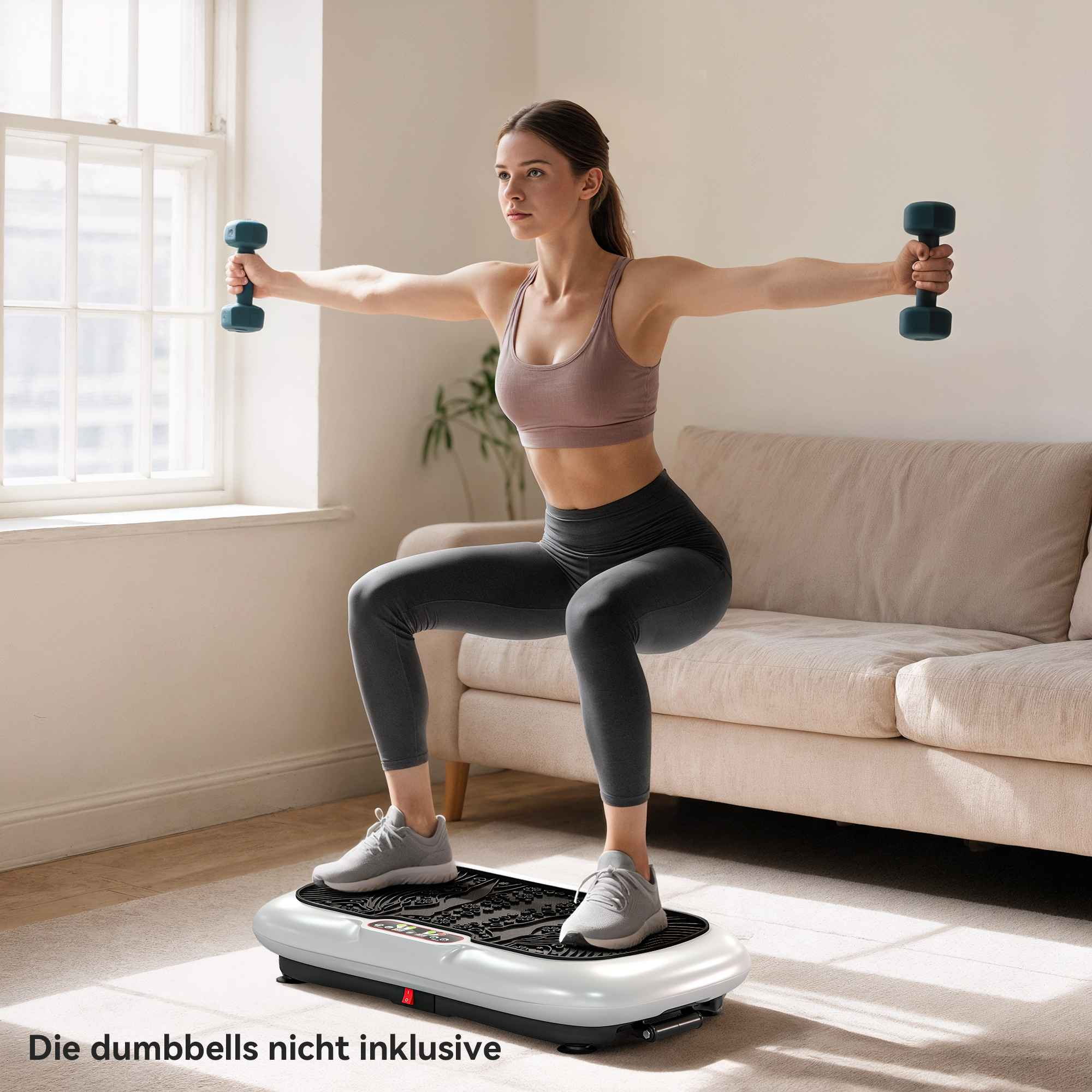 Eine Frau hockt auf einer Vibrationsplattform und hält Kurzhanteln. Hinter ihr sind ein Fenster und ein Sofa.