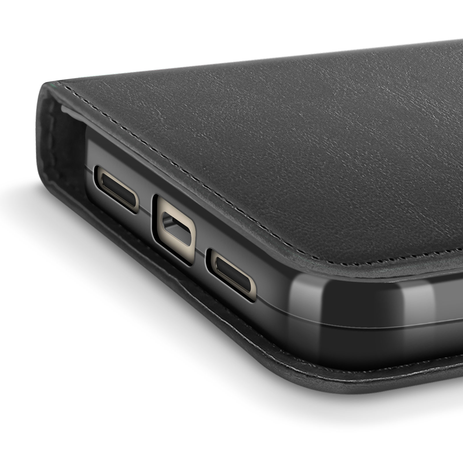 Primo piano di una custodia nera per telefono con porte visibili. La custodia ha una texture in pelle e si trova su sfondo bianco.