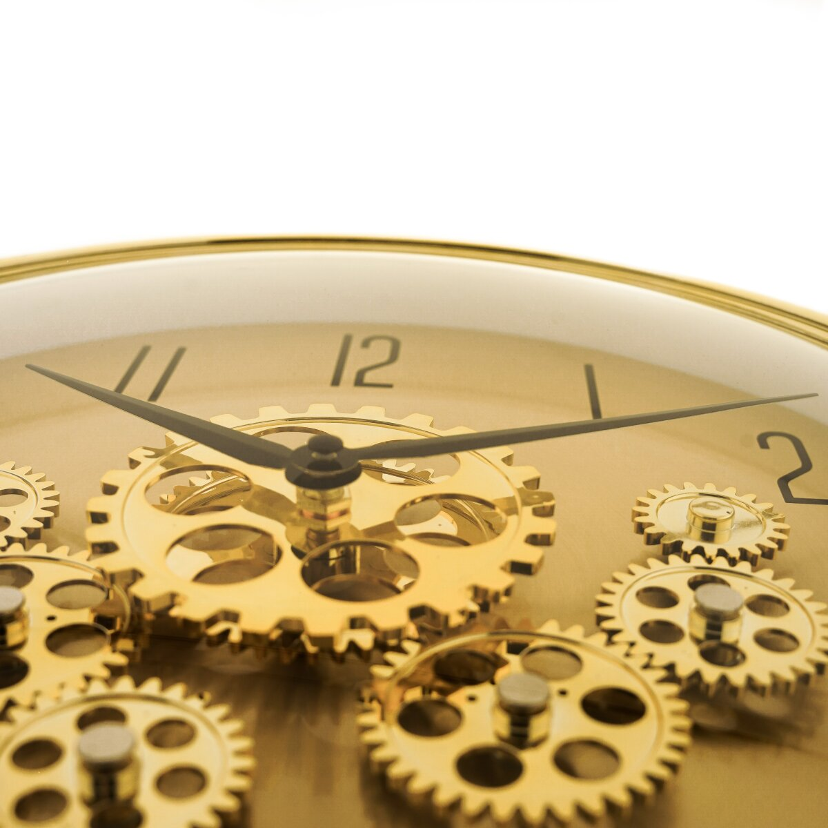 Nahaufnahme einer goldenen Uhr mit sichtbaren Zahnrädern. Schwarze Zeiger zeigen fast auf 12. Goldene Zahnräder und Zahlen vor goldenem Hintergrund.
