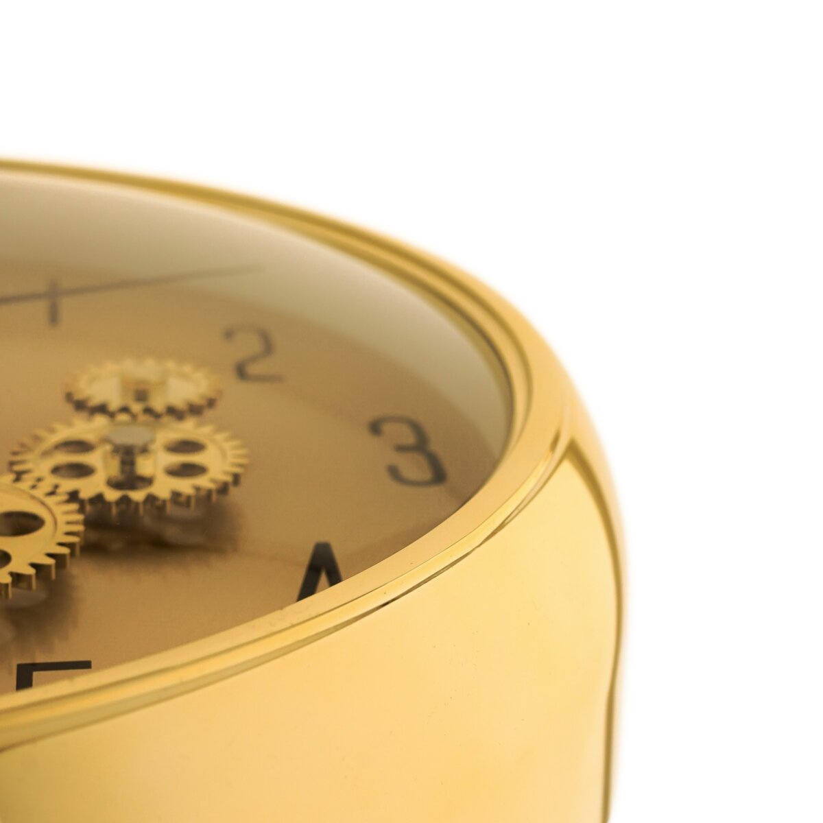 Nahaufnahme einer goldenen Uhr mit sichtbaren Zahnrädern und den Zahlen 2, 3 und A. Der Hintergrund ist weiß.