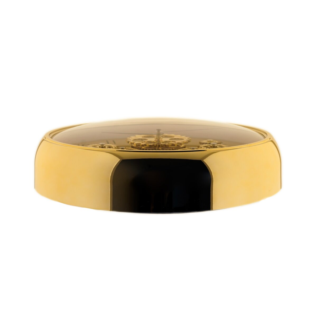Eine goldene Uhr mit Zahnrädern unter einer Glasabdeckung vor weißem Hintergrund. Die Uhr ist rund und glänzend.