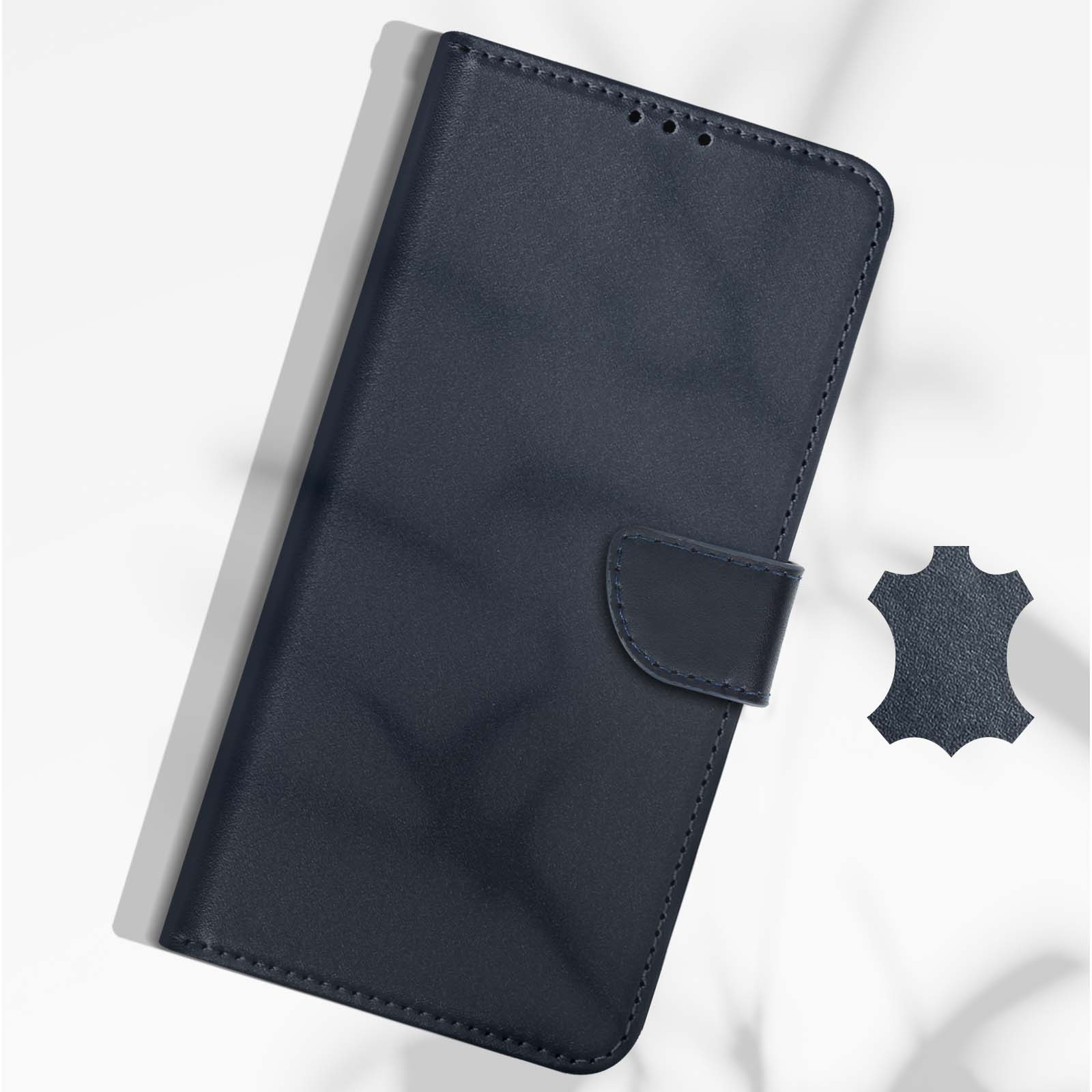 Una custodia per telefono in pelle blu navy è esposta su una superficie bianca con un simbolo in pelle.