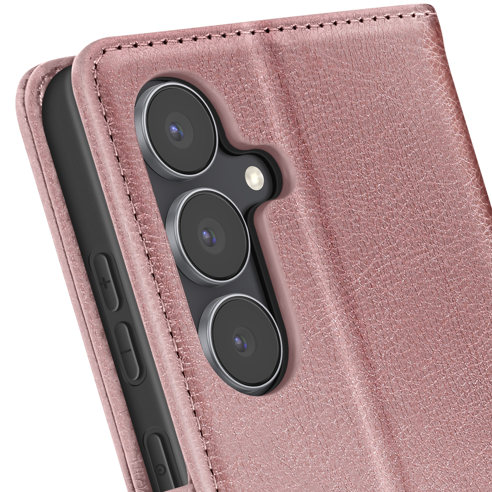 Primo piano di una custodia rosa per telefono con tre obiettivi e un lato nero del telefono con pulsanti.