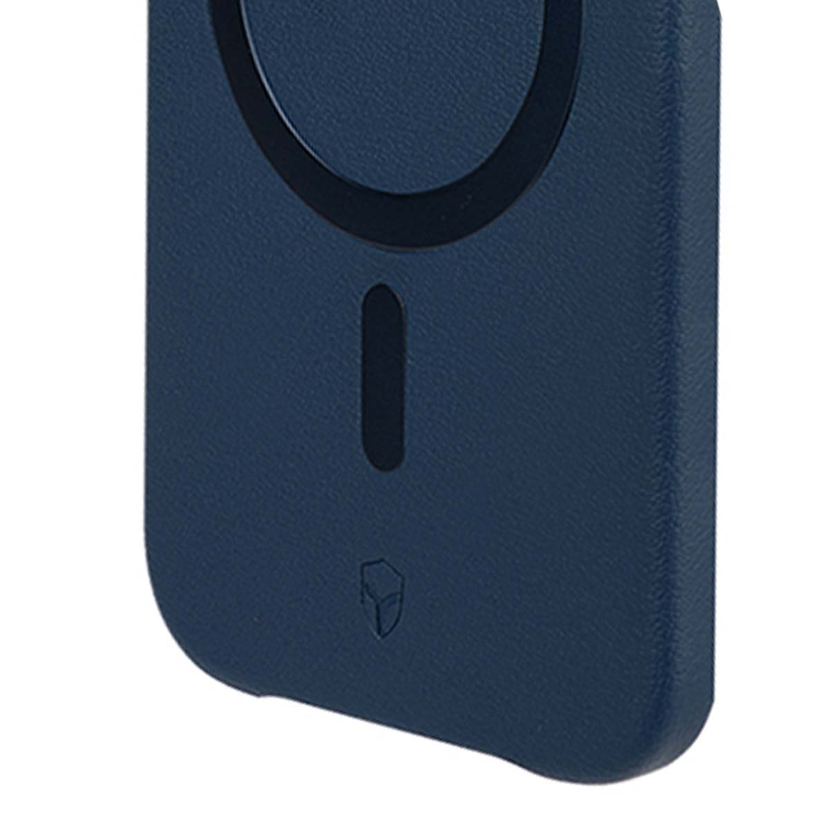 Primo piano di una custodia per telefono blu scuro. Visibili un ritaglio circolare, un ritaglio oblungo verticale e un piccolo logo in basso.