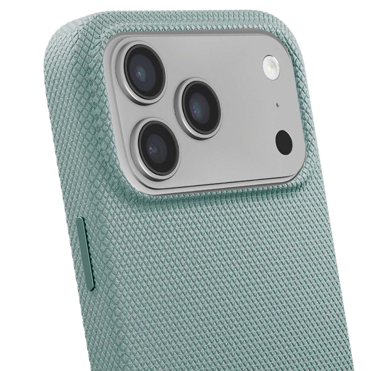 Primo piano di una custodia per telefono. La custodia è verde acqua, strutturata e ha un modulo fotocamera con tre obiettivi e un flash.
