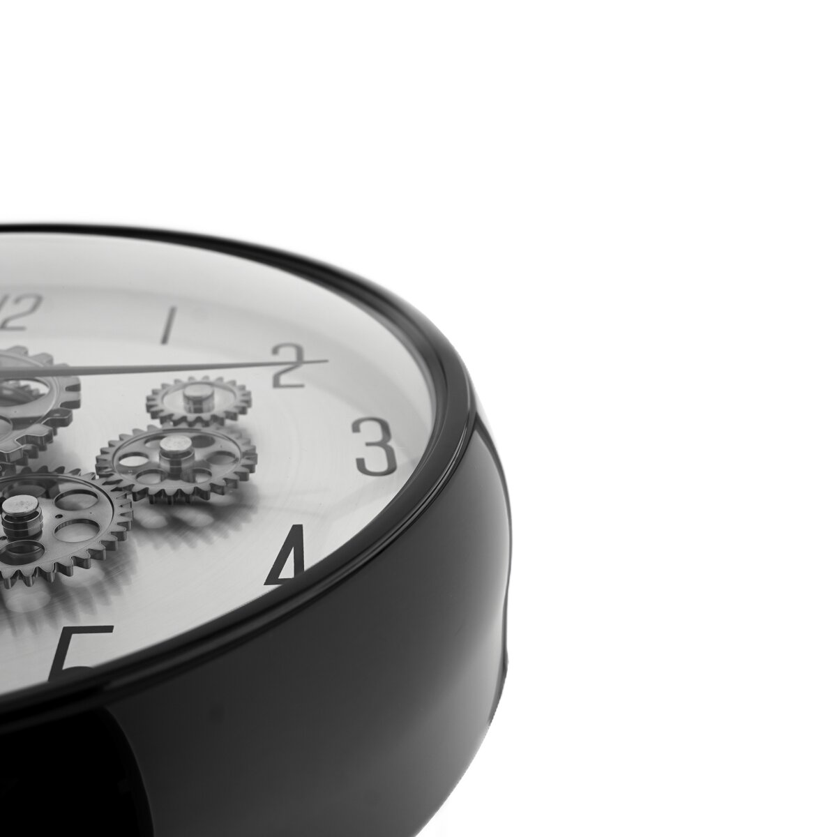 Nahaufnahme einer Uhr mit sichtbaren Zahnrädern. Das Zifferblatt hat die Zahlen 1, 2, 3 und einen schwarzen Rahmen. Zahnräder befinden sich in der Mitte.
