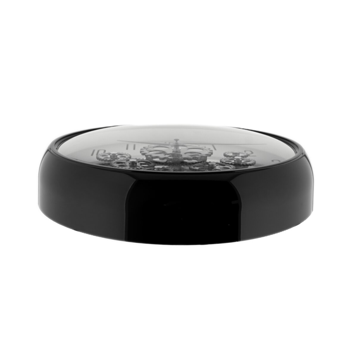 Eine schwarze Uhr mit sichtbaren Zahnrädern unter einer transparenten Abdeckung. Die Uhr steht vor weißem Hintergrund.