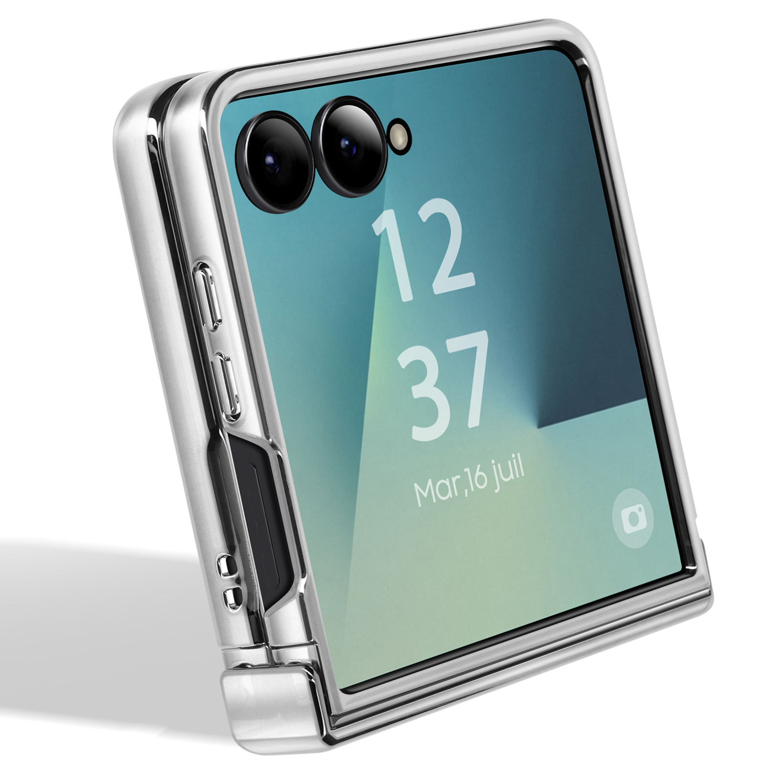 Een zilveren telefoon met een scherm waarop de tijd staat. Twee camera's zijn zichtbaar. De telefoon is iets open. Witte achtergrond.