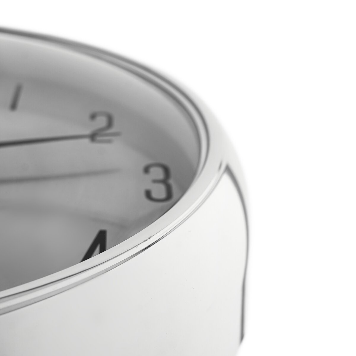 Nahaufnahme einer silbernen Armbanduhr. Das Zifferblatt zeigt die Zahlen 2 und 3. Der Hintergrund ist weiß.