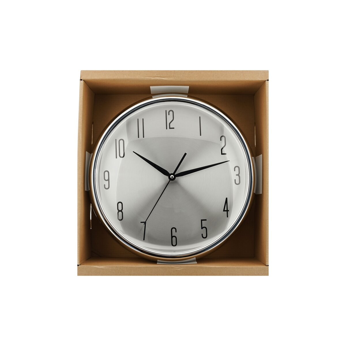 Eine runde silberne Uhr mit schwarzen Zeigern und Ziffern in einem Karton. Der Hintergrund ist weiß.