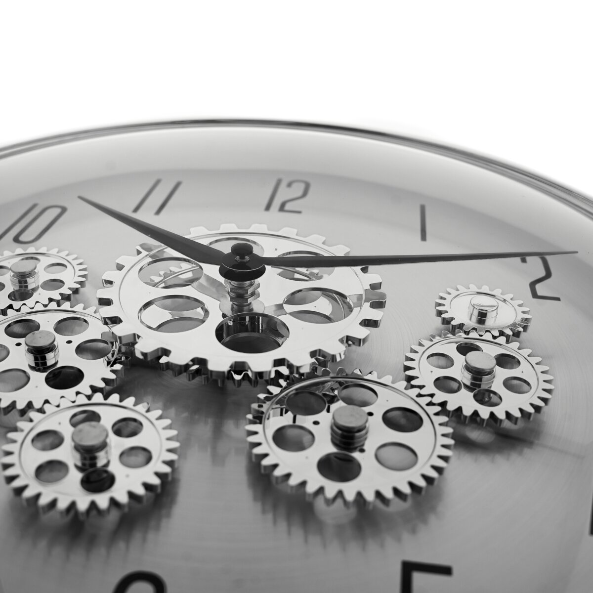 Nahaufnahme einer Uhr mit sichtbaren Zahnrädern. Schwarze Zeiger zeigen auf 12. Silberne Zahnräder sind um das Zifferblatt angeordnet.