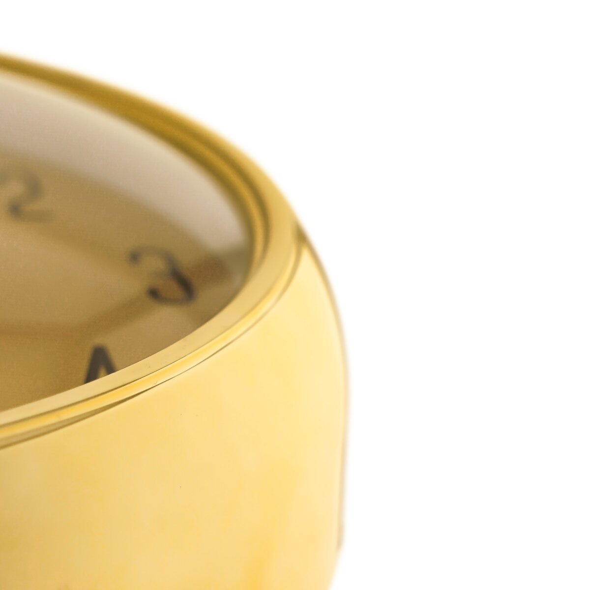 Nahaufnahme einer goldenen Uhr. Das Zifferblatt zeigt die Zahlen 2, 3 und A. Die Uhr hat ein gebogenes goldenes Band, vor weißem Hintergrund.